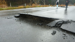  6.道路の被害状況 断層横断部には激しい圧縮変形が認められる