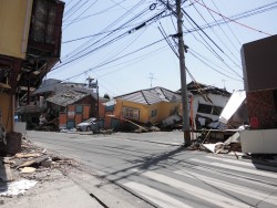 ①家屋の倒壊状況1(32°47’21”、130°28’56”）