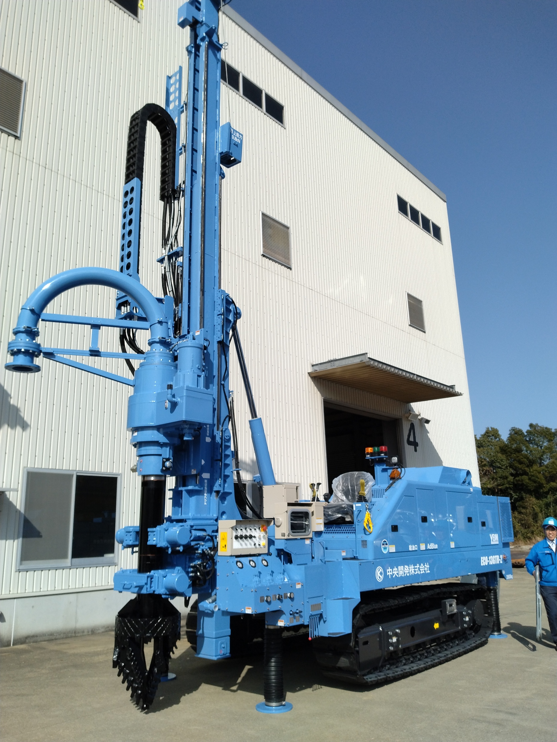 狭小な作業スペースに対応して開発したリバースサーキュレーション型ボーリングマシンの全景