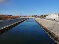 粘り強い堤防の設計事例