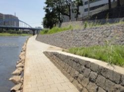 歴史的風景を保全する護岸整備事例