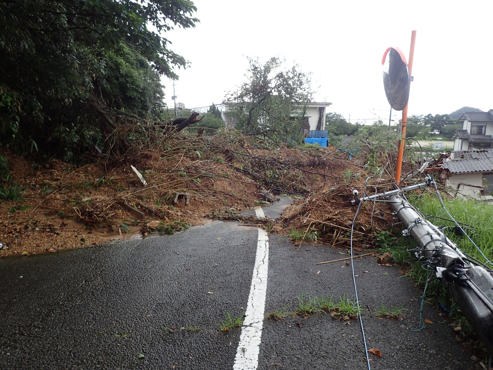 道路をふさいだ土砂崩れの状況