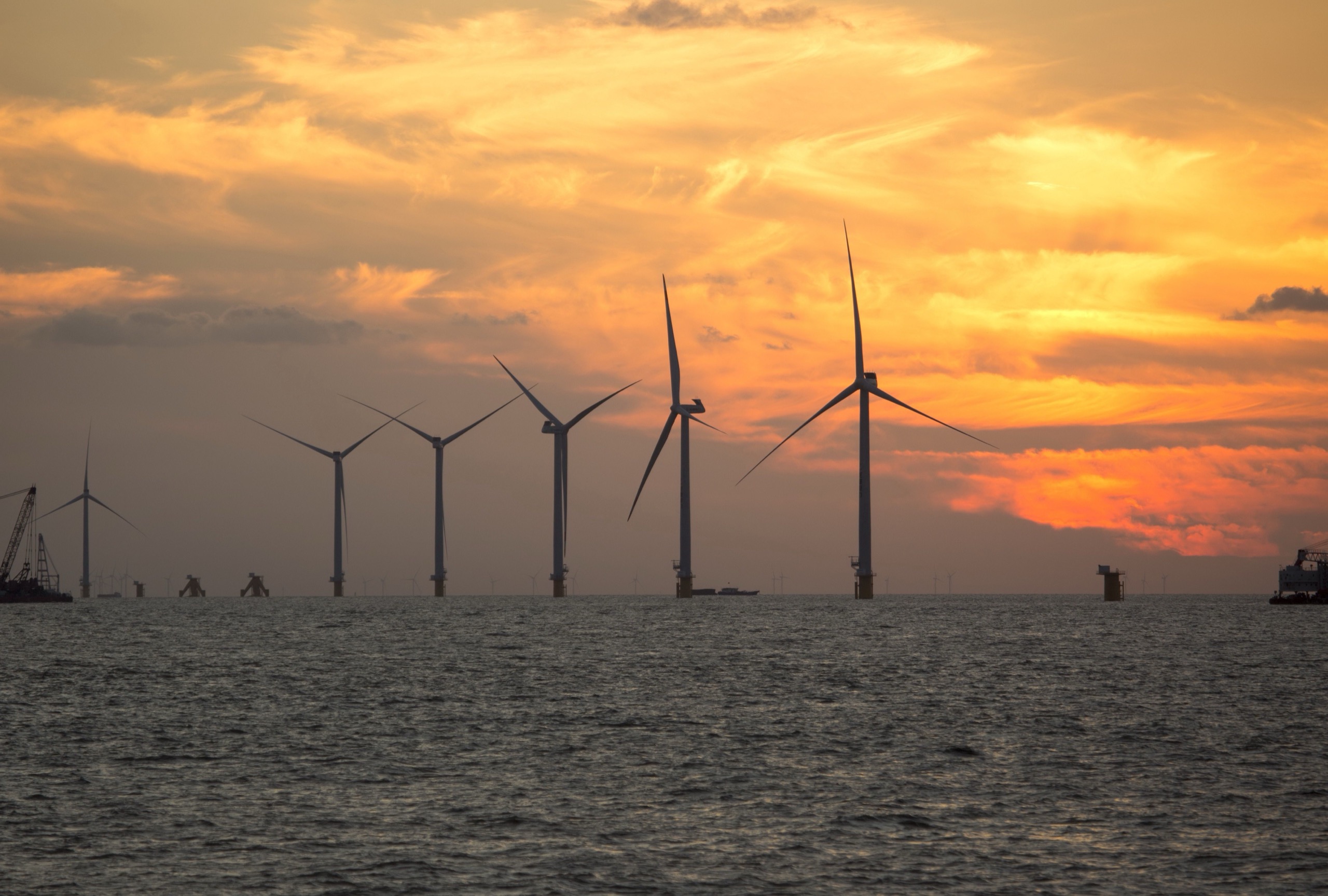 夕暮れの洋上風力発電施設
