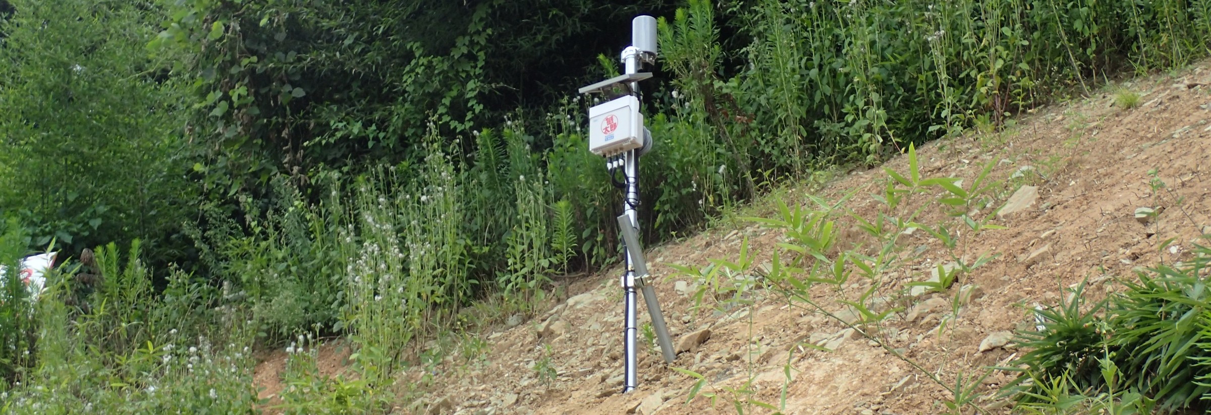 斜面に設置した傾斜センサ「感太郎F-Alert」