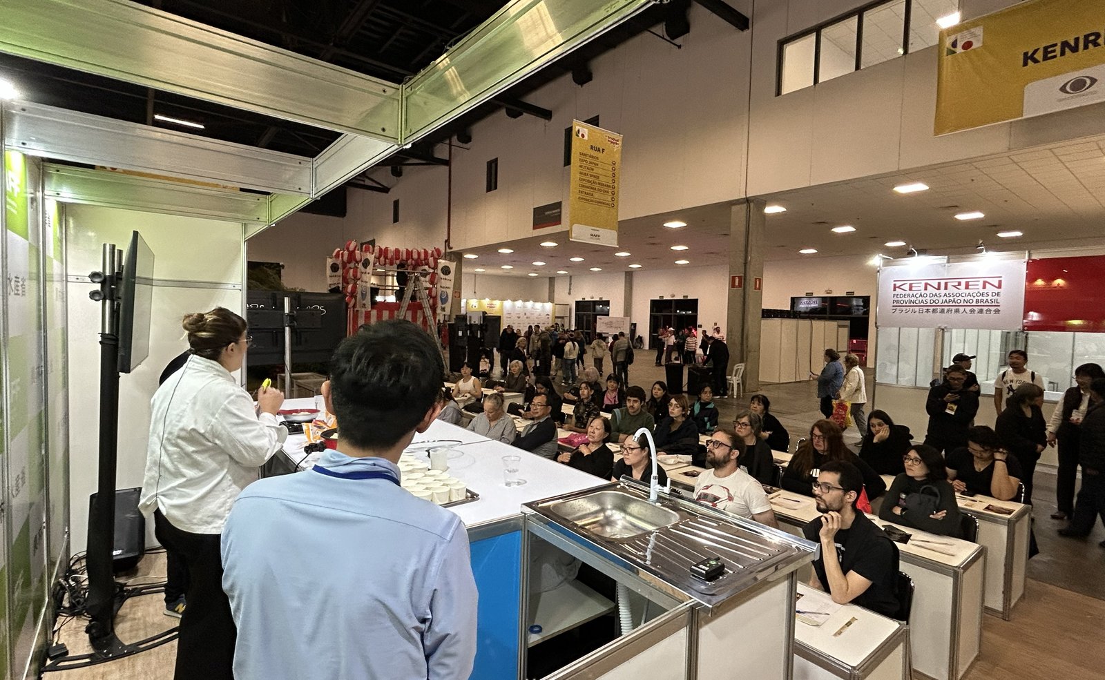 サンパウロ日本祭りでの日本食・食文化発信ブースの実演の様子