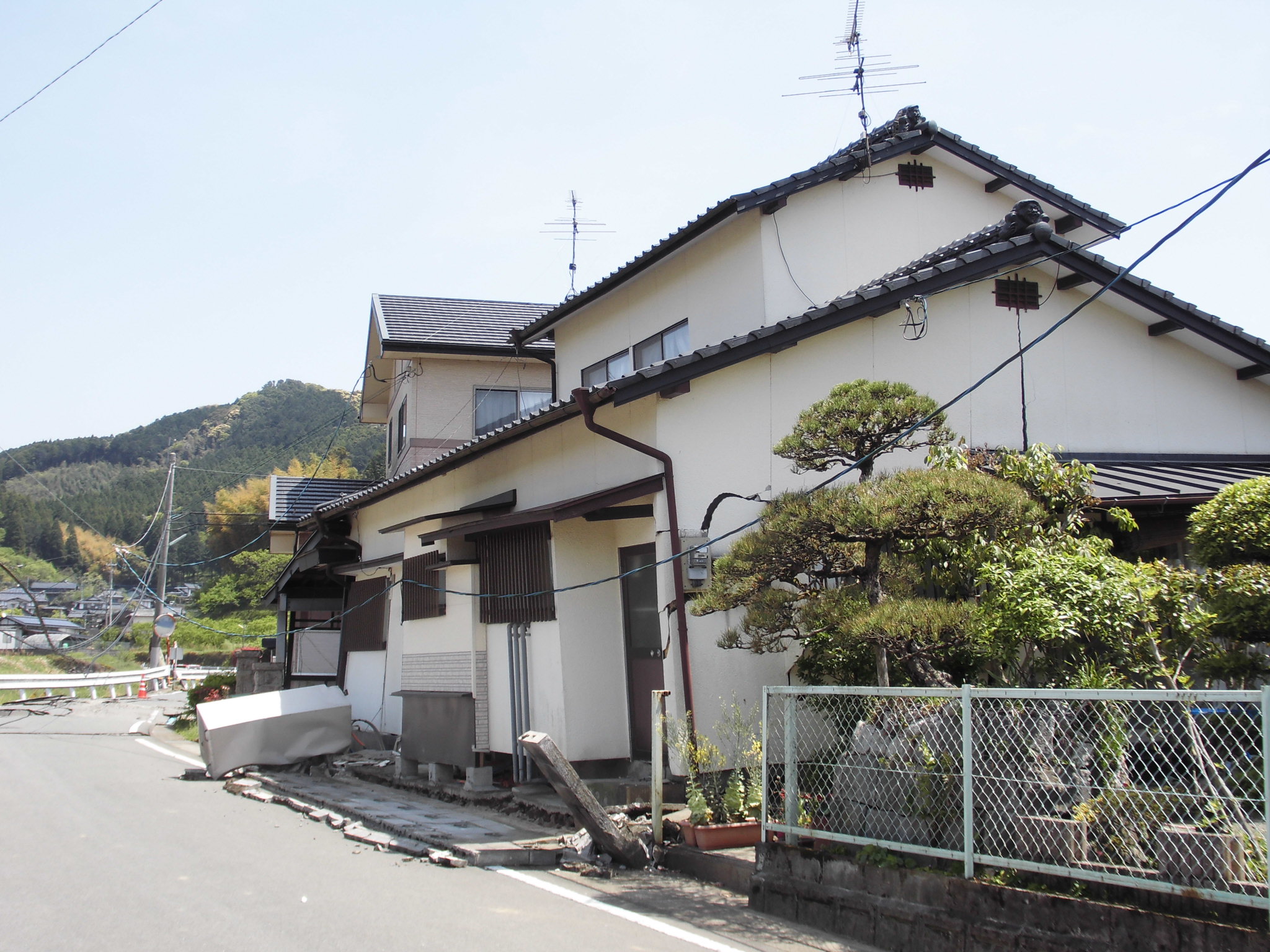 ③家屋の倒壊状況(32°47’46”、130°51’02”)